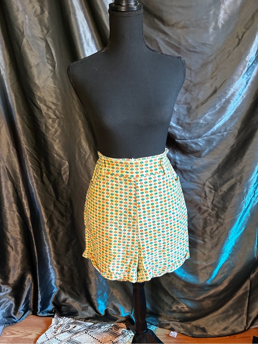 Boulevard Nights High Waist Yellow Pinup Super Stretch Shorts Size L -2XL